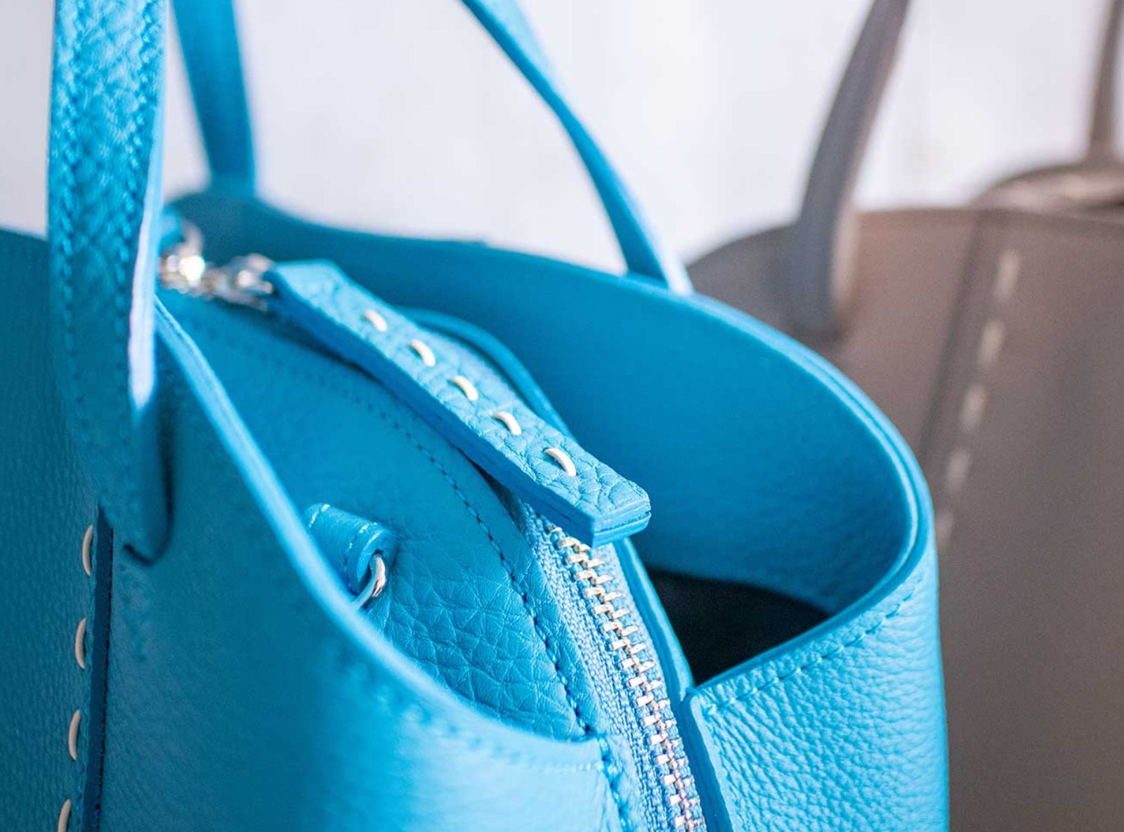 エルメスと同じ革で作られる鞄と財布！日本製の上質バッグブランド 